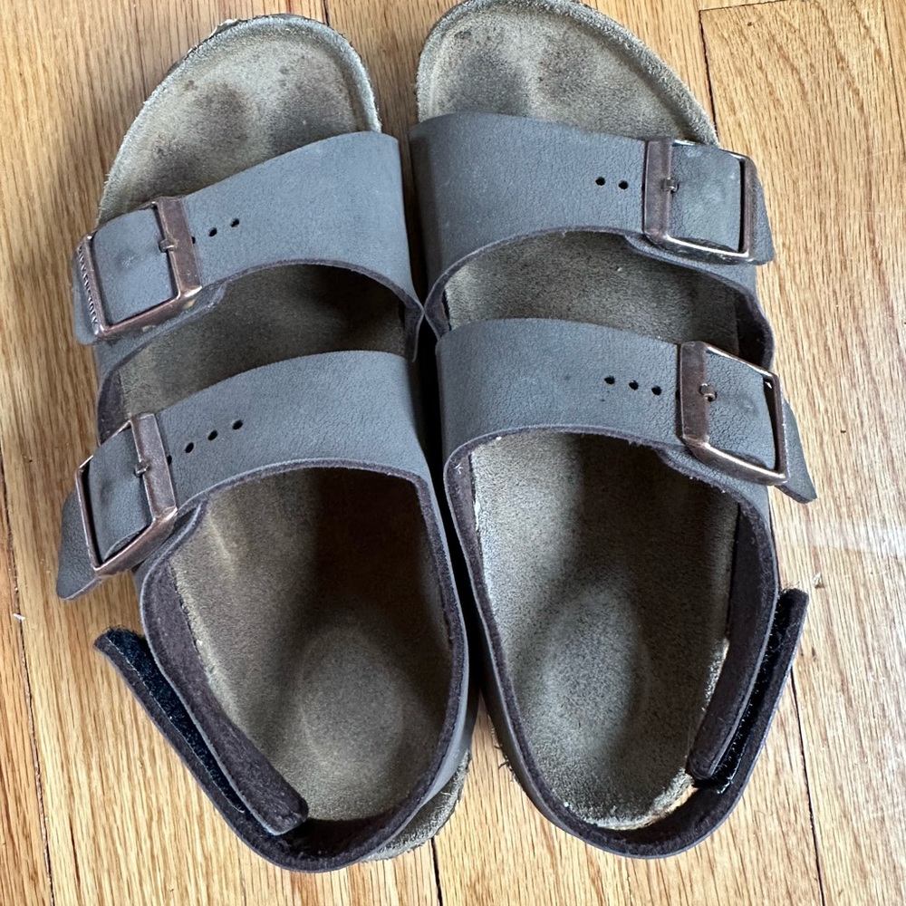 Arizona Burkbuc youth Birkenstocks in color mocha size 3/3.5 big kids
